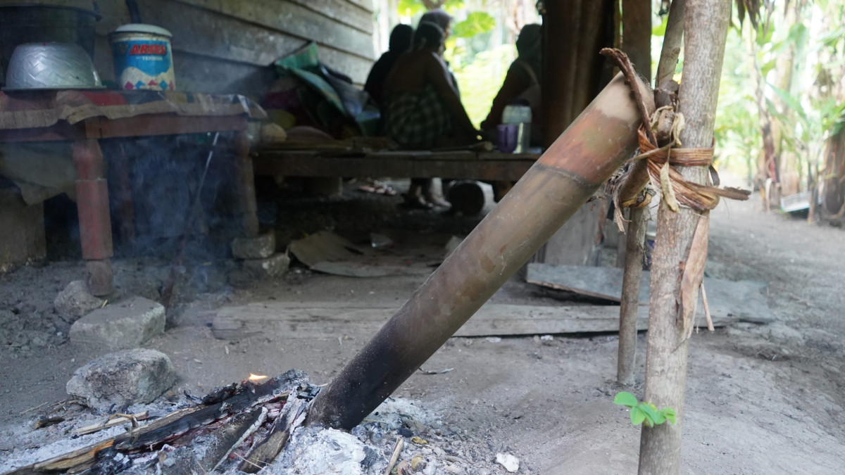 Tradisi memasak menggunakan bambu masih digunakan Meme meskipun tidak lagi tinggal di hutan. FOTO : KARTINI NAINGGOLAN