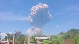 Gunung Lewotobi Meletus