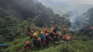 Evakuasi 6 jenazah pesawat ATR Gunung Bulusaraung