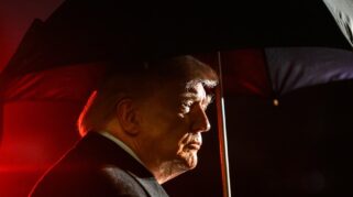 Trump Umumkan Tarif 25 Persen bagi Negara Berbisnis dengan Iran