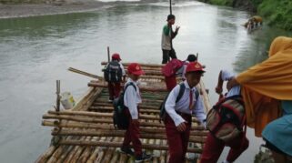 Siswa SD Naik Rakit