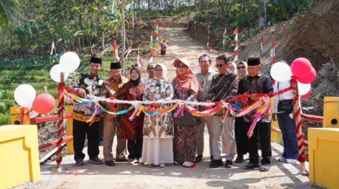 Keluarga bangun jalan di Kebumen
