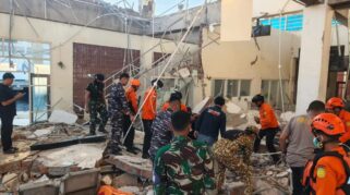 korban gempa Flores M7,7