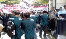 Massa Tolak Mediasi DPRD Sulteng