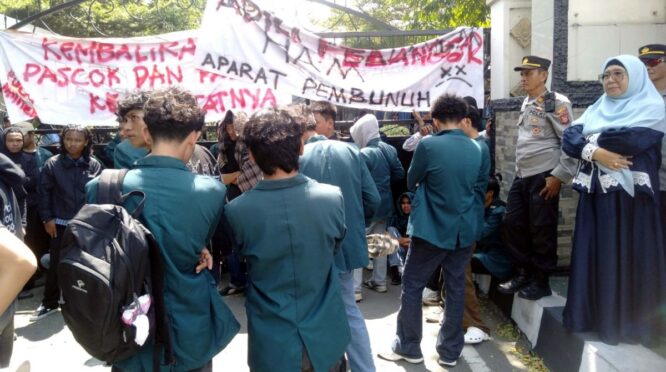Massa Tolak Mediasi DPRD Sulteng