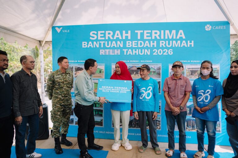 Rumah Hasnah Tak Lagi Bocor, Enam Keluarga di Kolaka Terima Bantuan